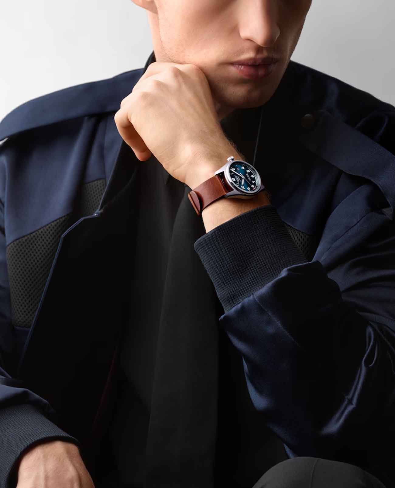 Longines L38104939 мужские часы застежка крупным планом