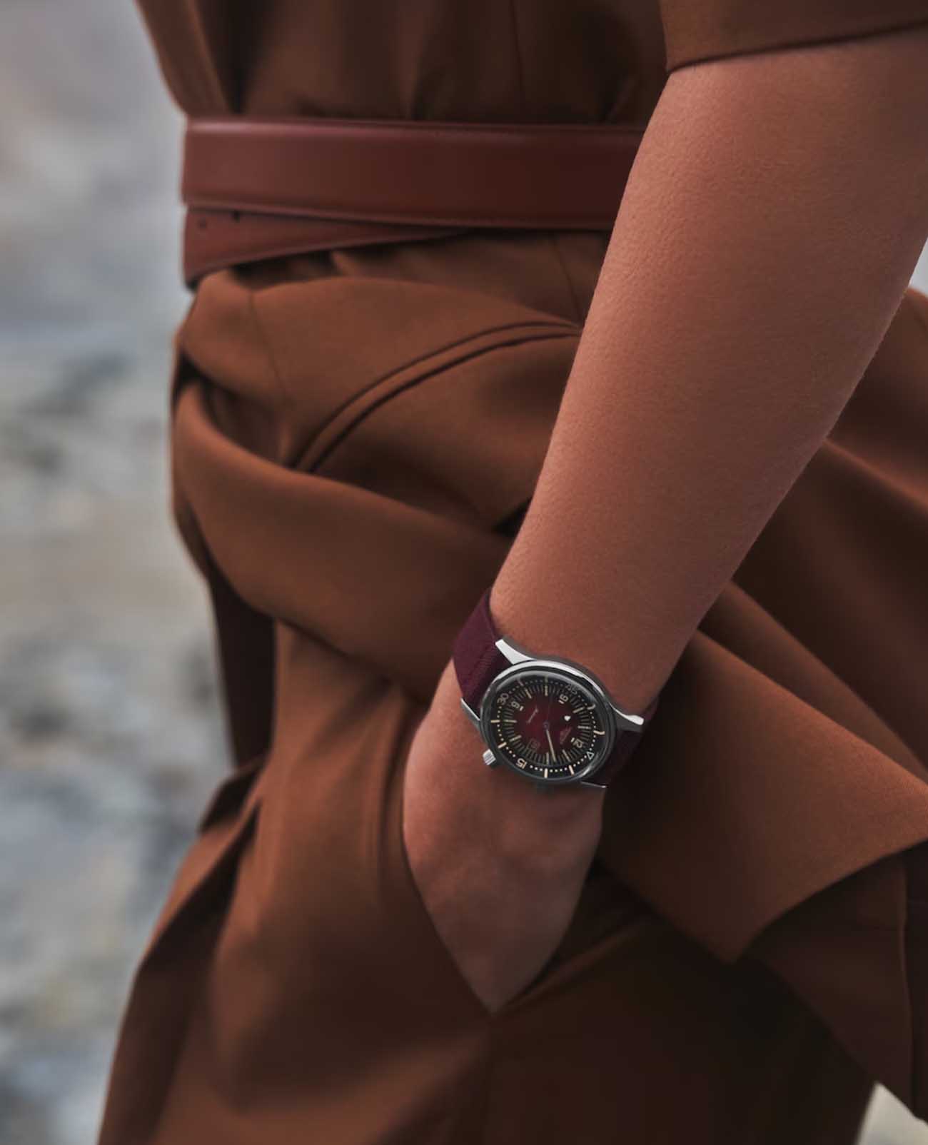 Longines L33744402 женские часы застежка крупным планом