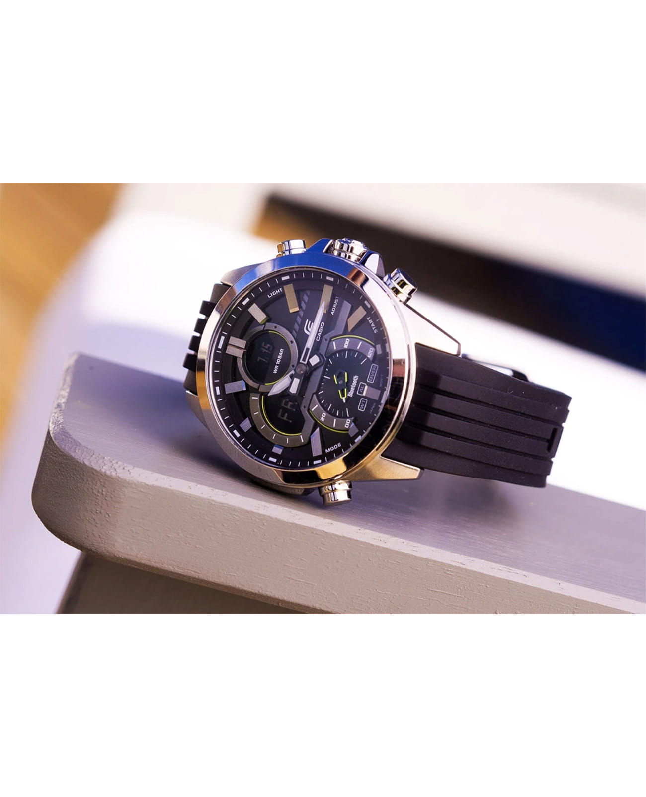 Casio ECB-30P-1AEF мужские часы застежка крупным планом