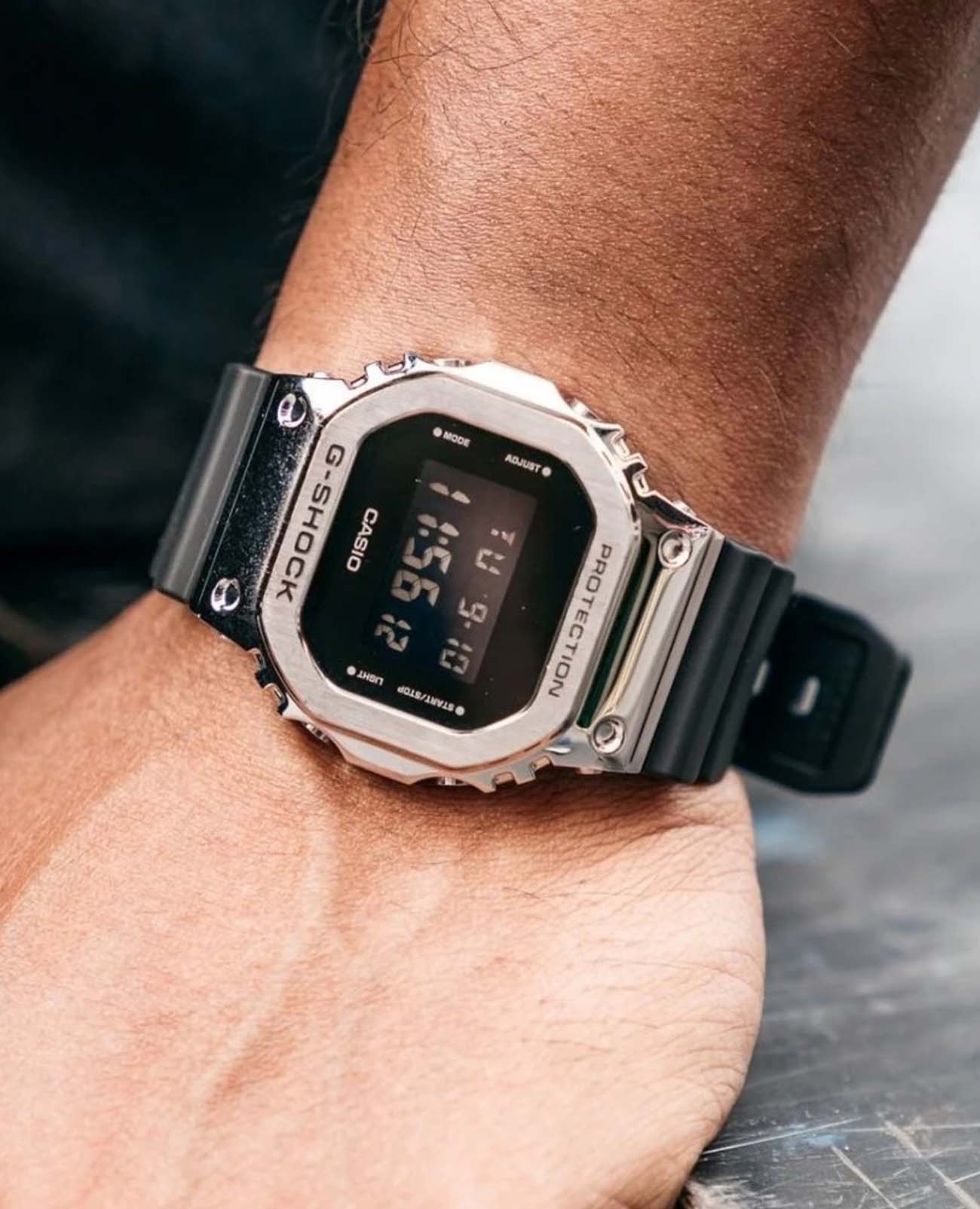 Casio Casio G-Shock GM-5600U-1DR GM, наручные мужские часы фото под углом