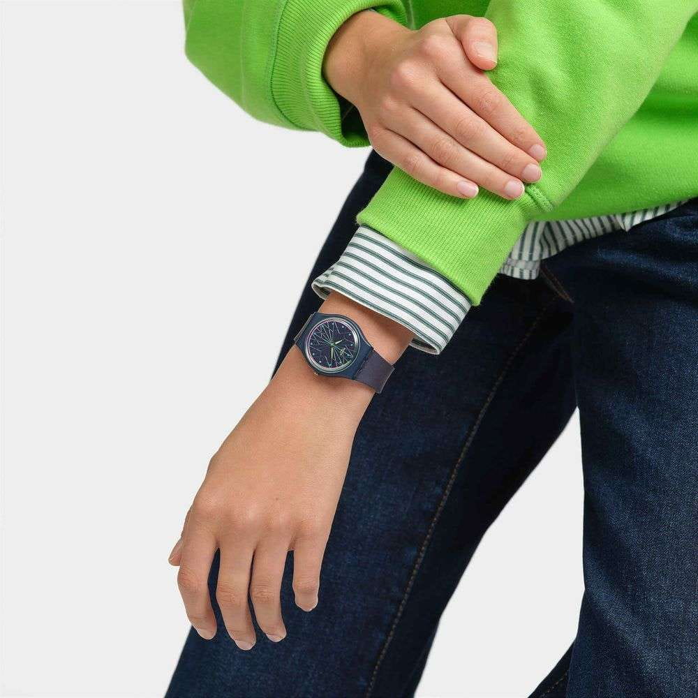 Swatch SO28N117 женские часы застежка крупным планом