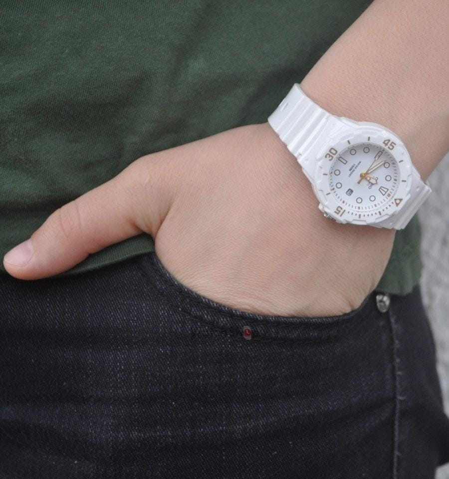 Casio Casio Collection LRW-200H-7E2VDF (LRW-200H-7E2) , наручные женские часы фото под углом