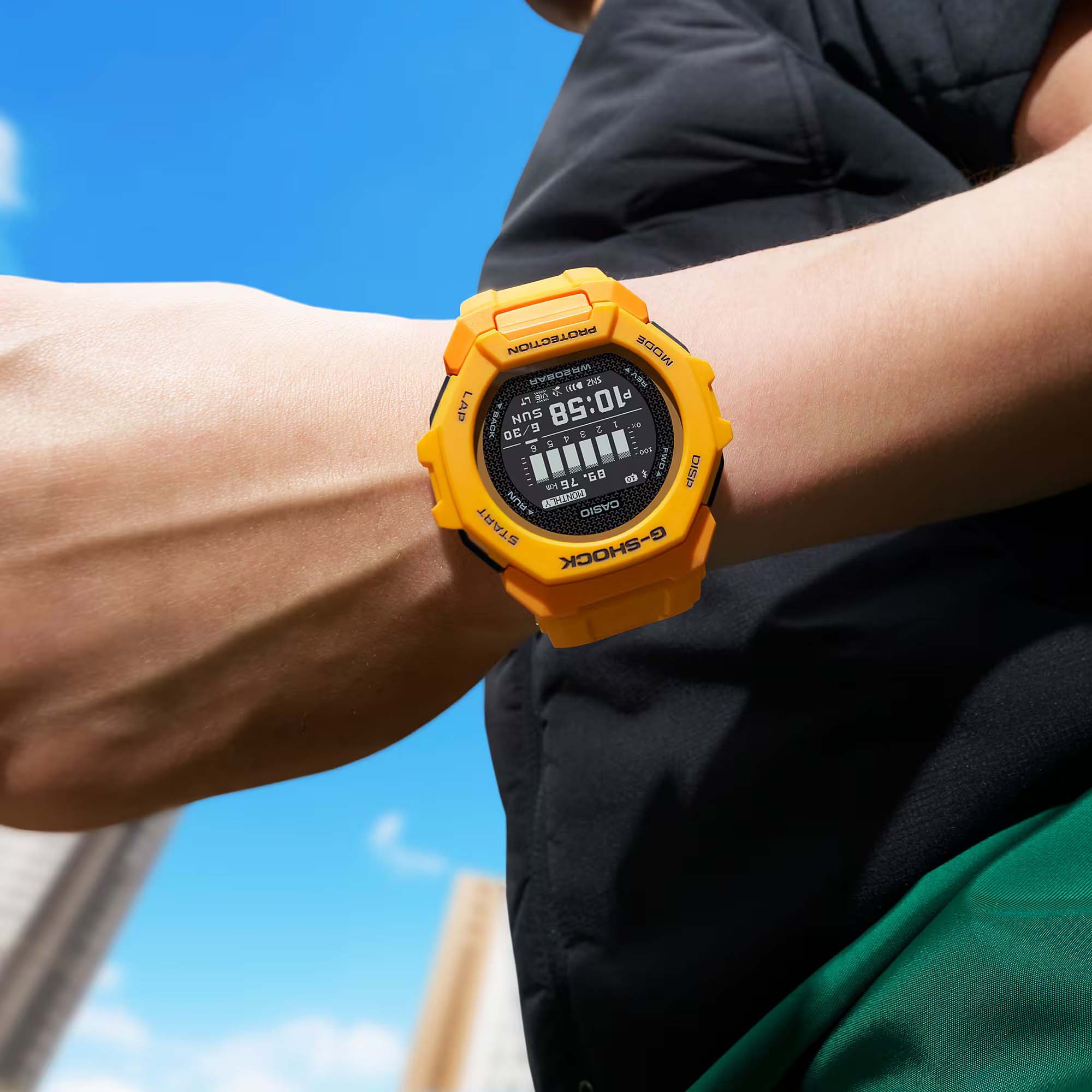 Casio Casio G-Shock GBD-300-9DR (GBD-300-9) G-SQUAD, наручные мужские часы фото под углом