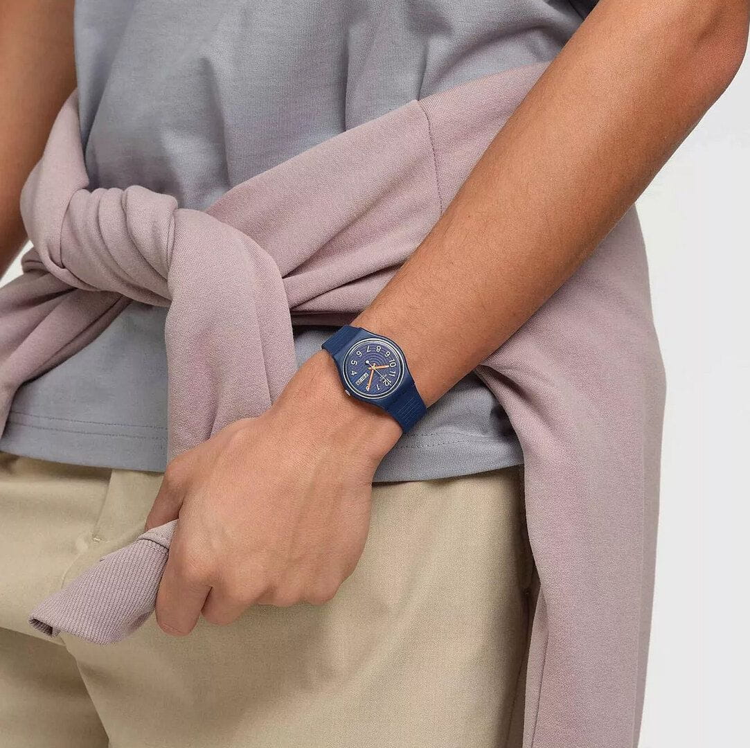 Swatch SO28I700 женские часы застежка крупным планом