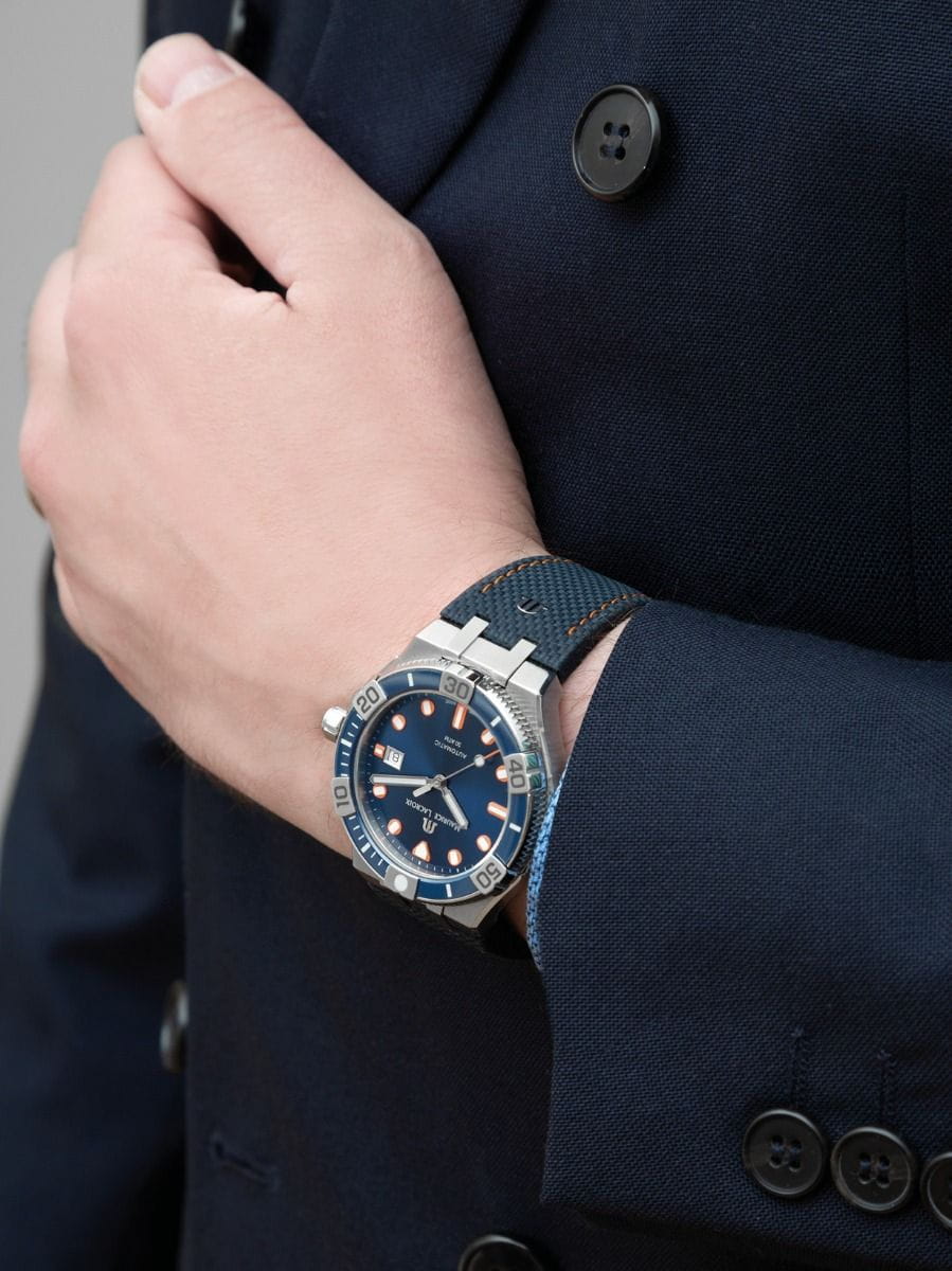 Maurice Lacroix Maurice Lacroix Aikon Venturer Limited Editon AI6058-SS002-431-1 механические мужские часы часы крупный план синий циферблата