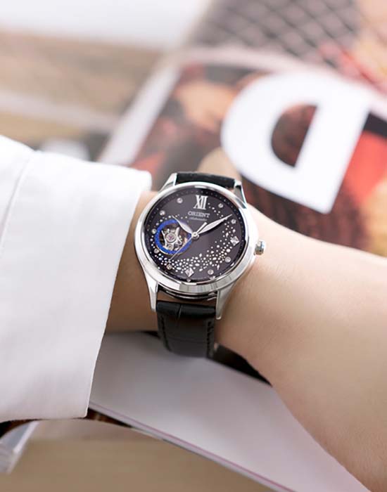 Orient RA-AG0019B женские часы застежка крупным планом