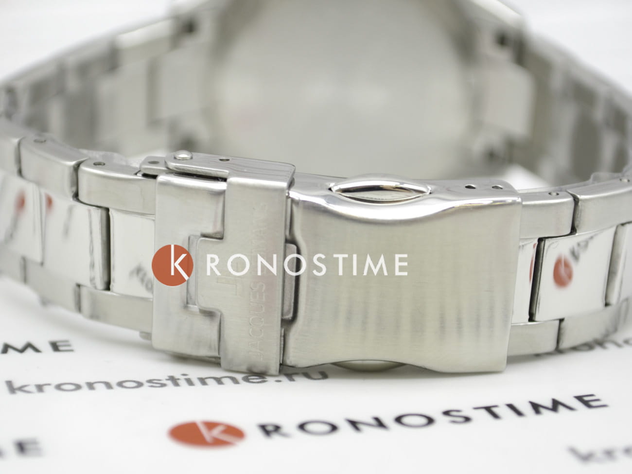 Jacques Lemans 50-4C женские часы застежка крупным планом
