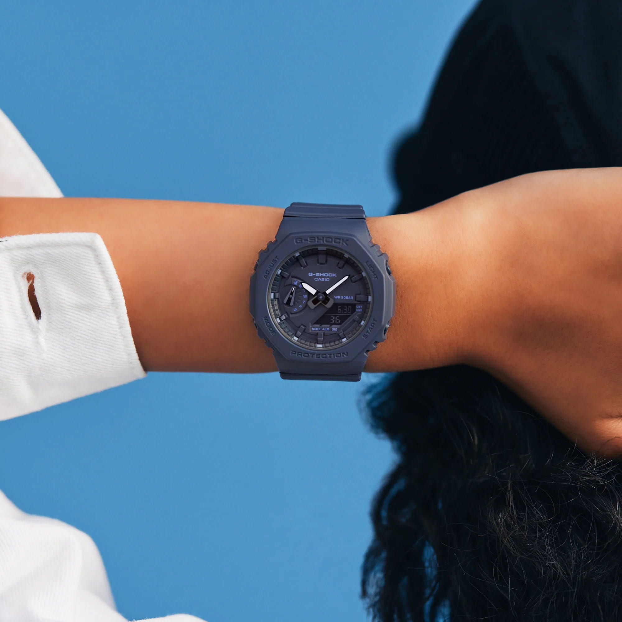 Casio Casio G-Shock GMA-S2100BA-2A1 , наручные женские часы фото под углом