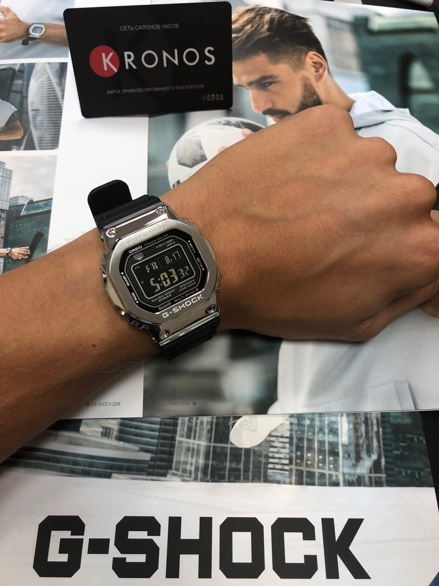 Casio Casio G-Shock GMW-B5000-1 электронные мужские часы часы крупный план  циферблата