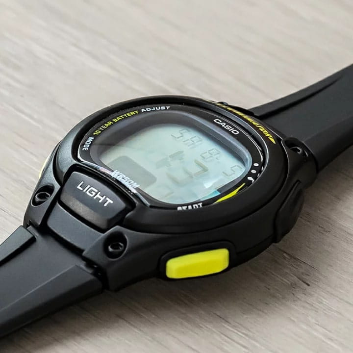 Casio LW-203-1B женские часы застежка крупным планом