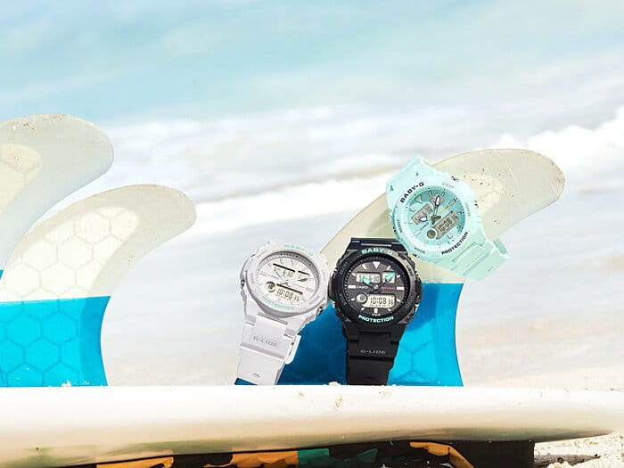 Боковая сторона корпуса Casio Casio Baby-G G-Lide BAX-100-3A с заводной головкой и логотипом бренда