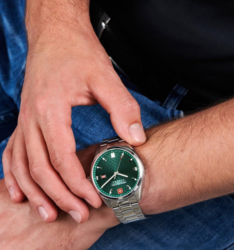 Swiss Military Hanowa Swiss Military Hanowa Roadrunner SMWGH2200105 кварцевые часы с аксессуарами мужские часы модель SMWGH2200105