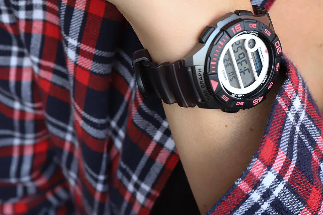 Casio Casio Collection LWS-1100H-8A,  япония женские часы на браслете пластик боковой вид