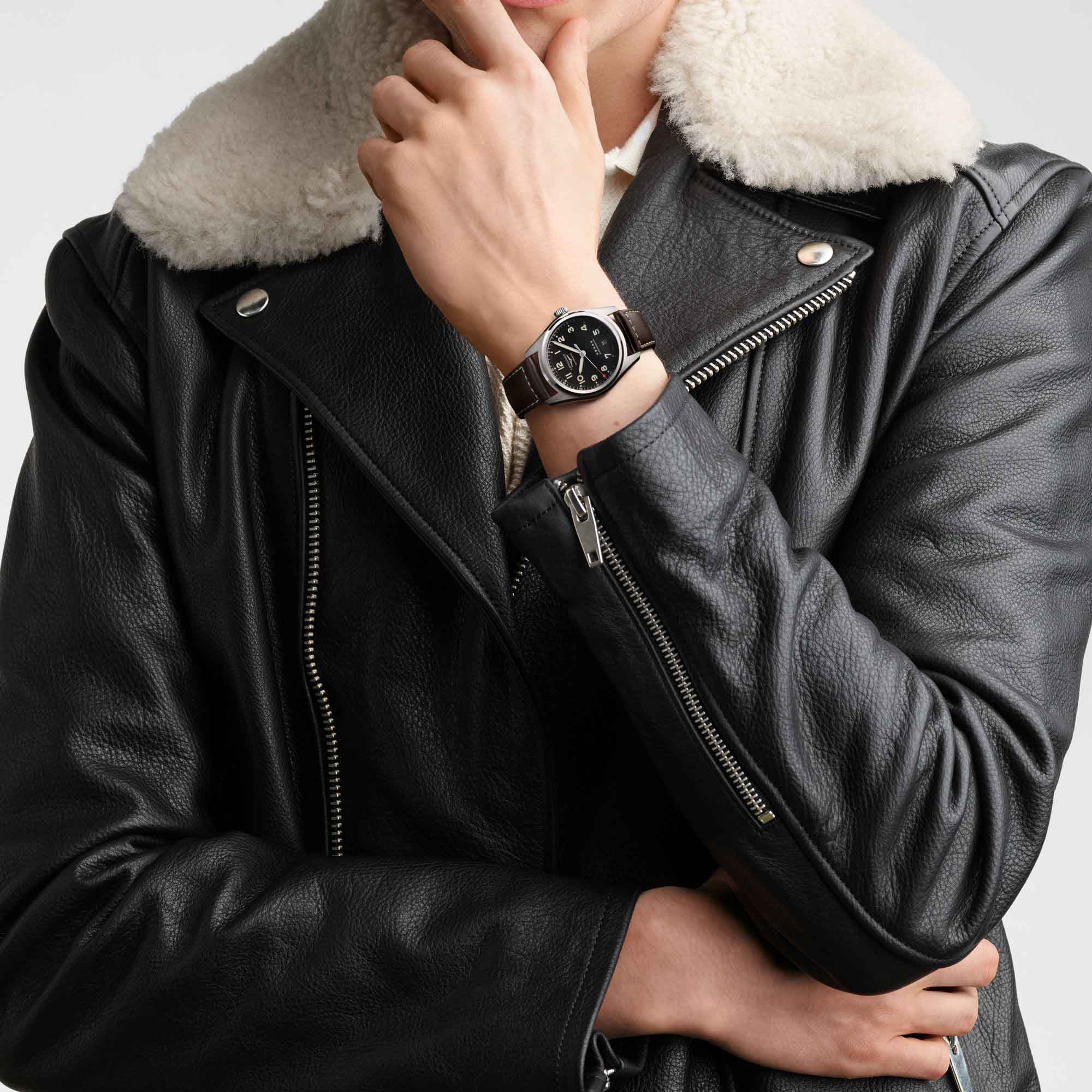 Longines L34104530 мужские часы застежка крупным планом