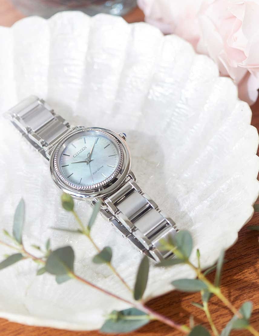 Citizen EM1100-84D женские часы застежка крупным планом