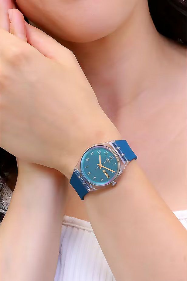 Swatch SO28K700 женские часы застежка крупным планом