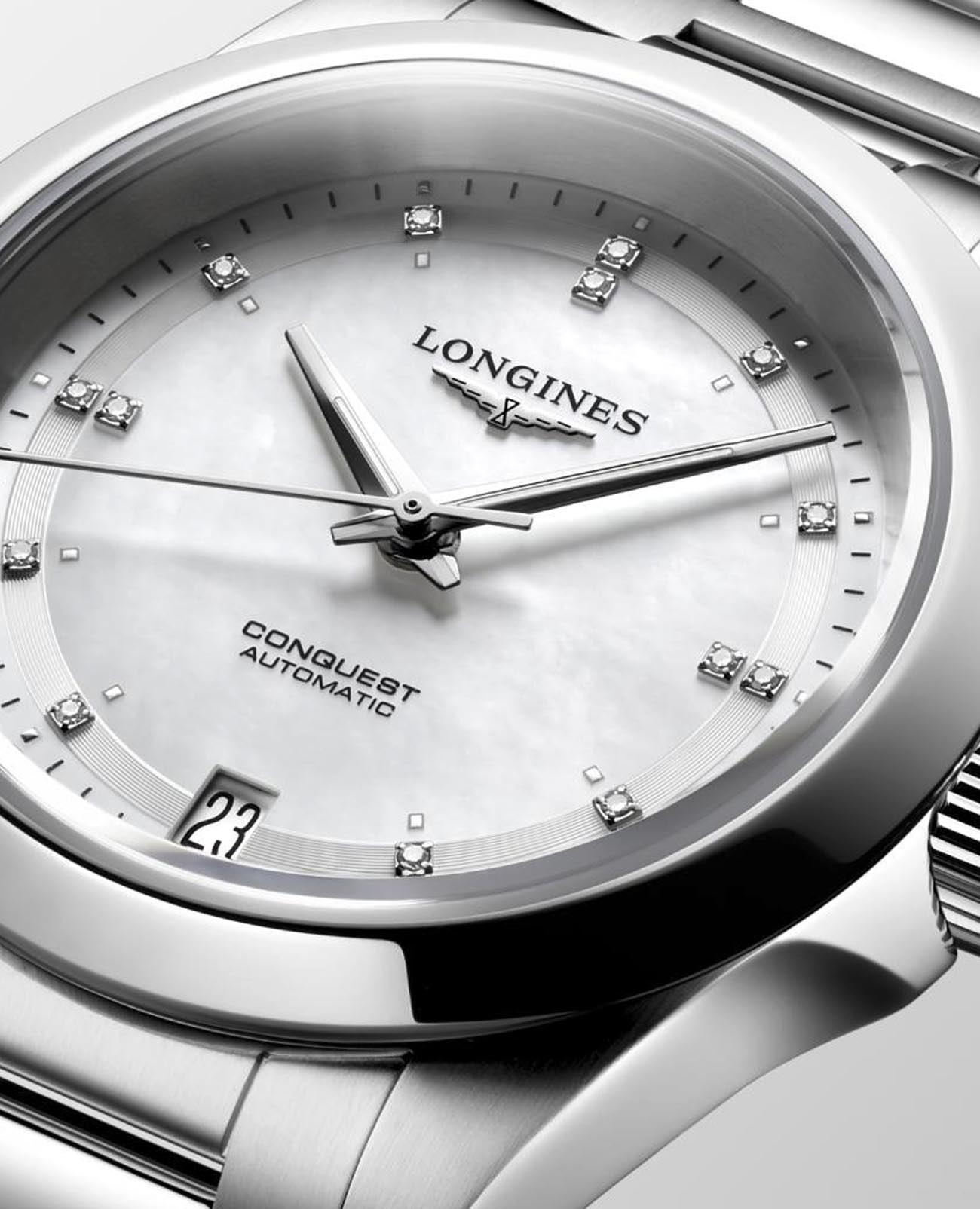 Longines L34304876 женские часы застежка крупным планом