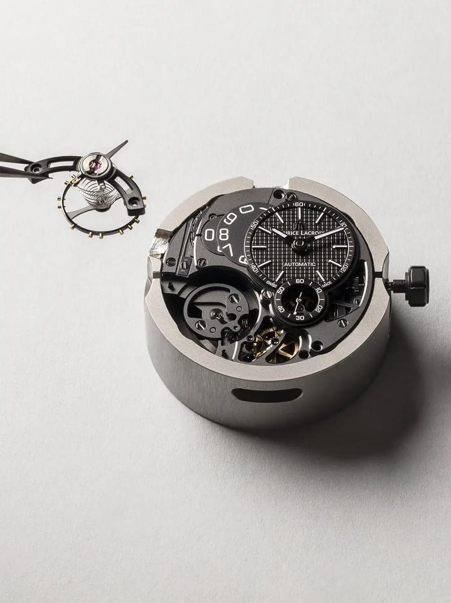 Maurice Lacroix Maurice Lacroix Aikon Master Grand Date Black AI6118-DLB0B-330-2 , наручные мужские часы фото под углом