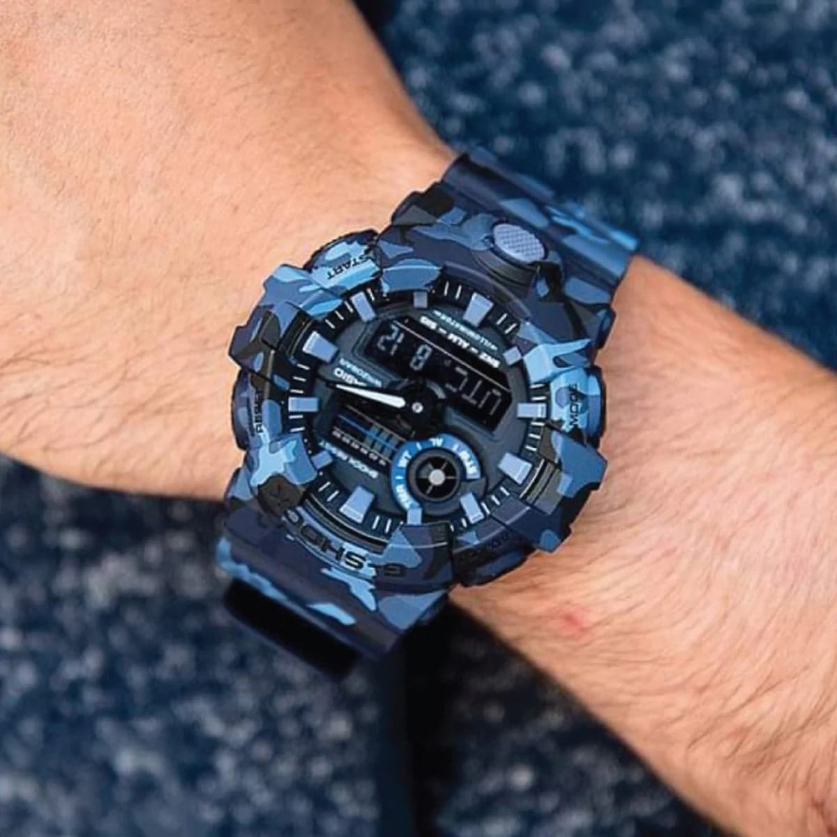 Casio Casio G-Shock GA-700CM-2A, g-shock япония мужские часы на браслете полимер боковой вид
