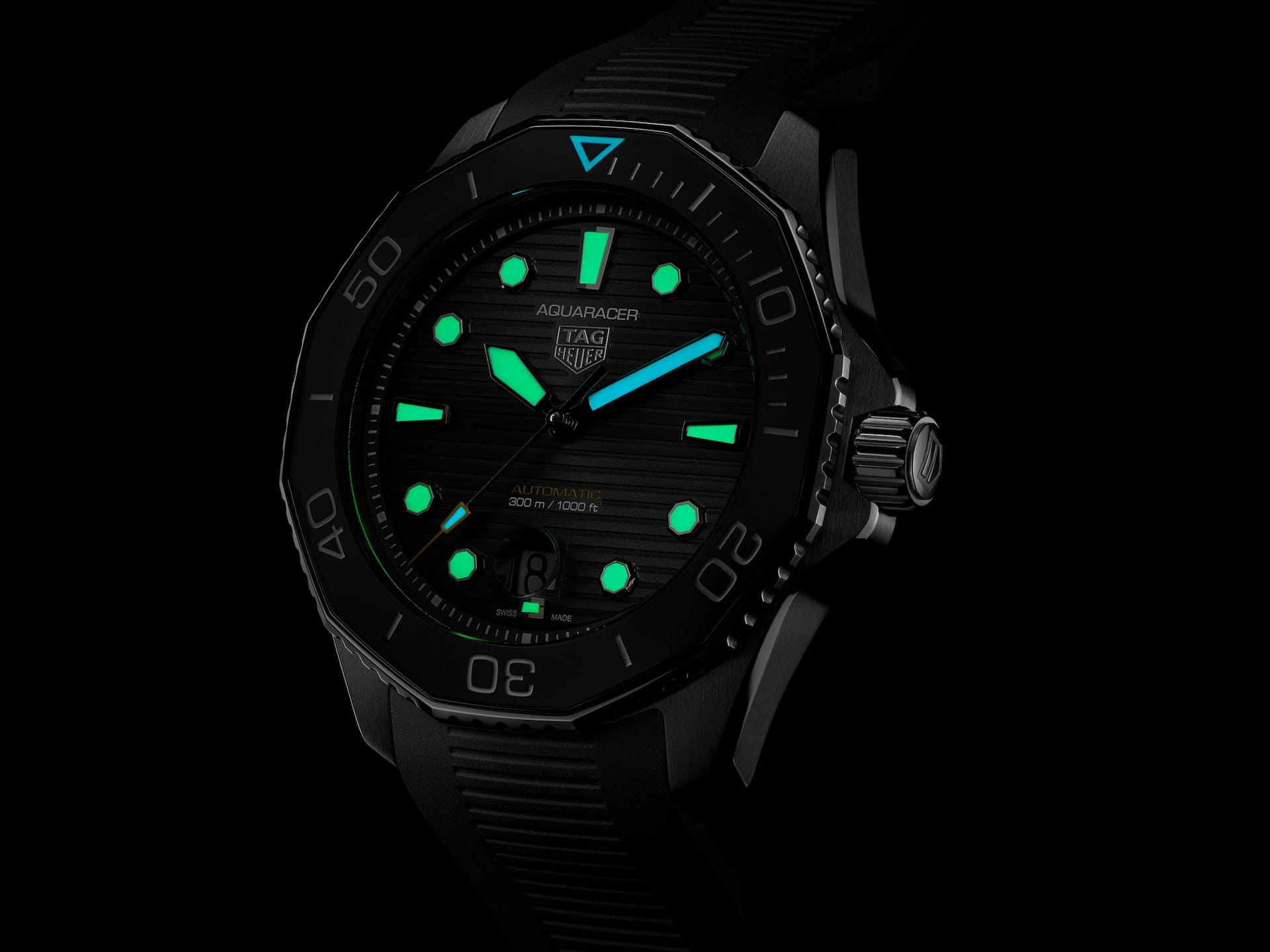 TAG Heuer TAG Heuer Aquaracer Professional 300 WBP201A.FT6197 механические мужские часы часы крупный план черный циферблата